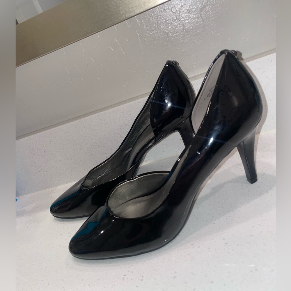 Bandolino all black womans stilletos size 7.5 preowned in great condition